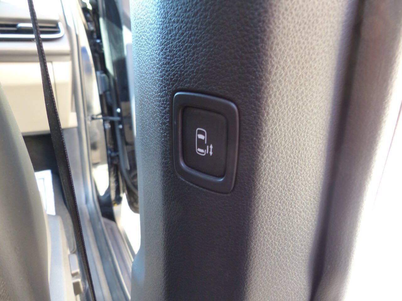 Used 2025 Kia Carnival EX FWD image 62