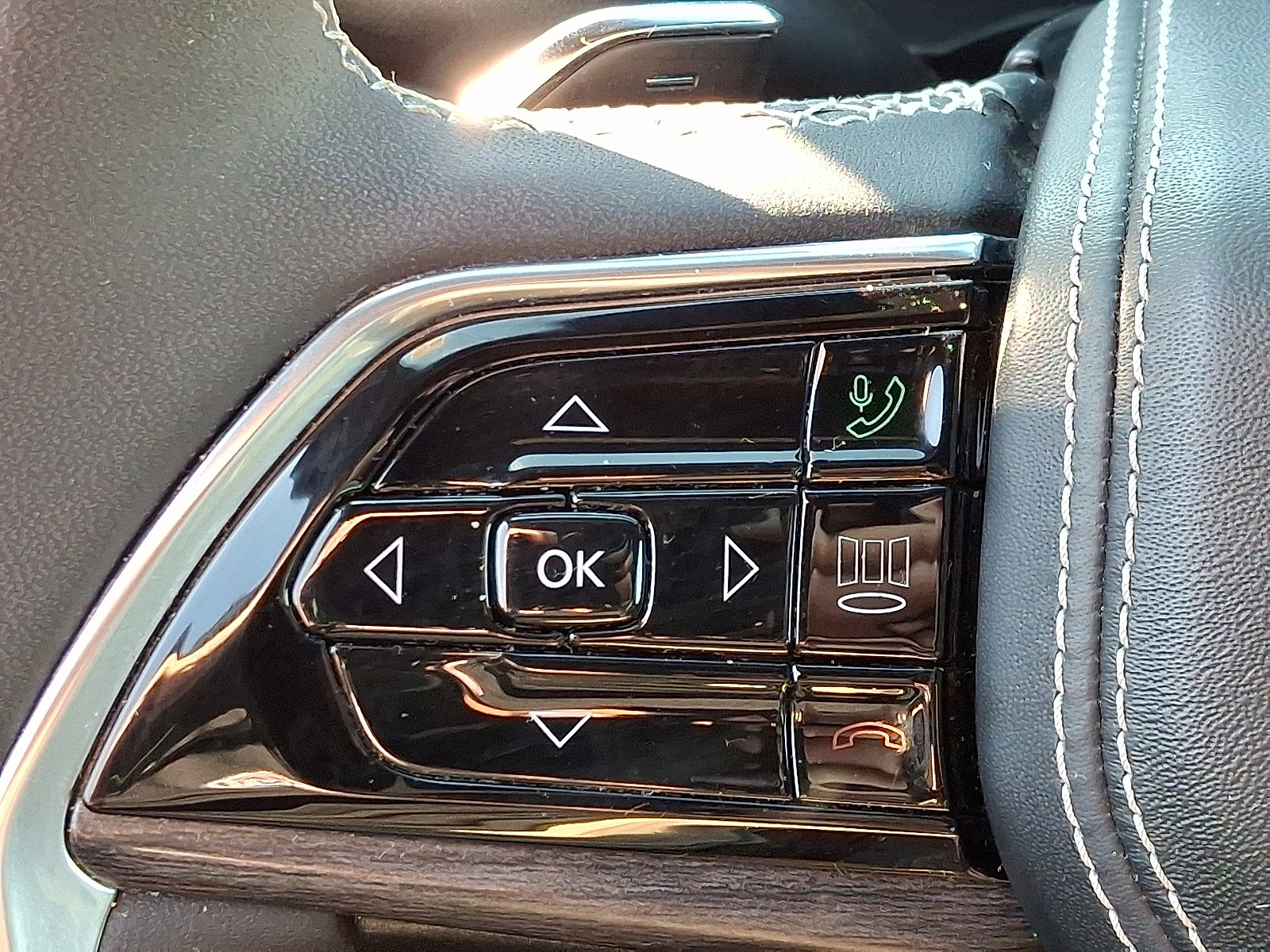 Used 2023 Jeep Grand Cherokee Overland w/ Luxury Tech Group IV image 24