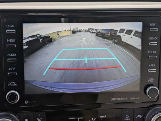 Used 2021 Toyota Highlander XLE AWD/4WD image 22