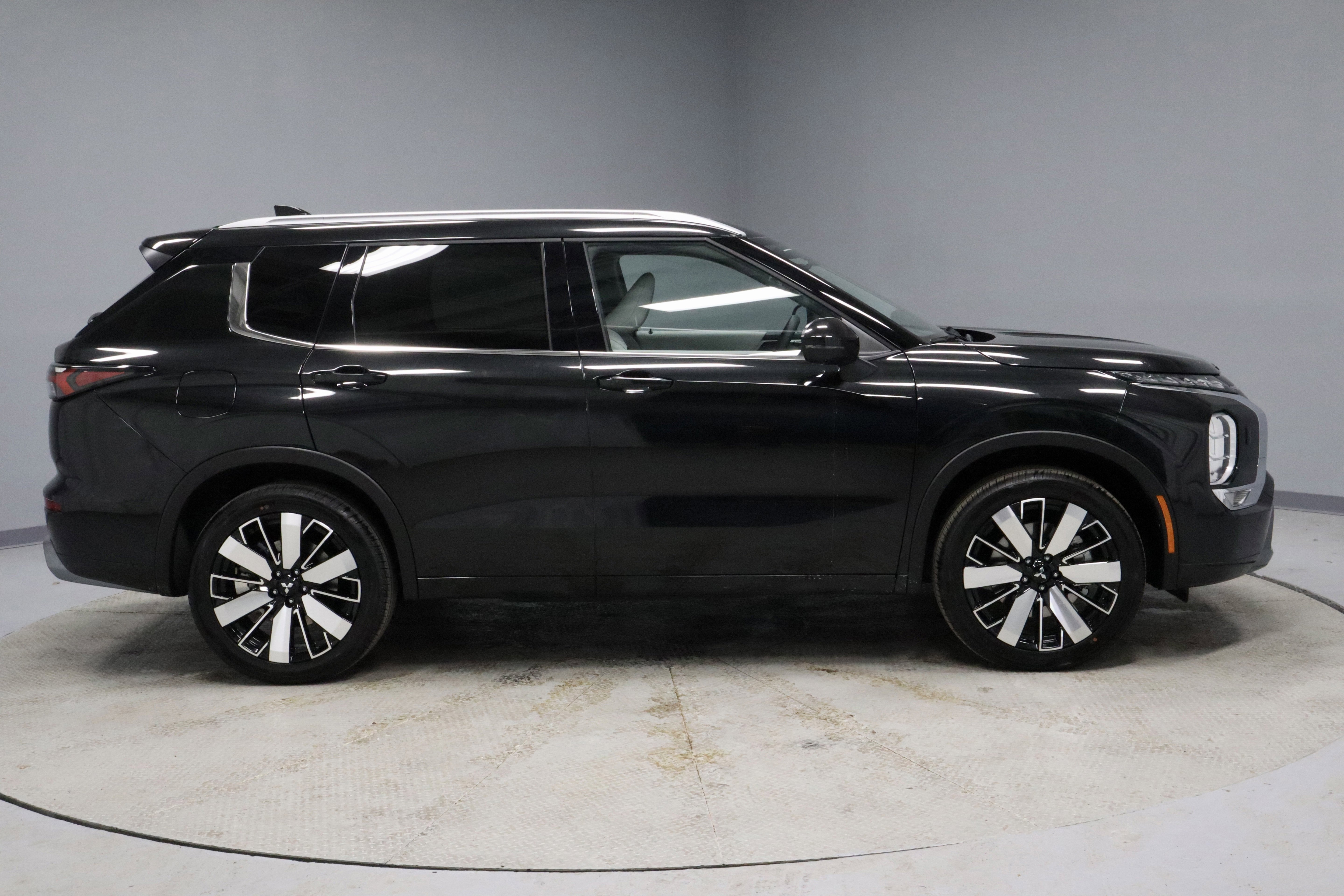 New 2026 Mitsubishi Outlander SEL image 9