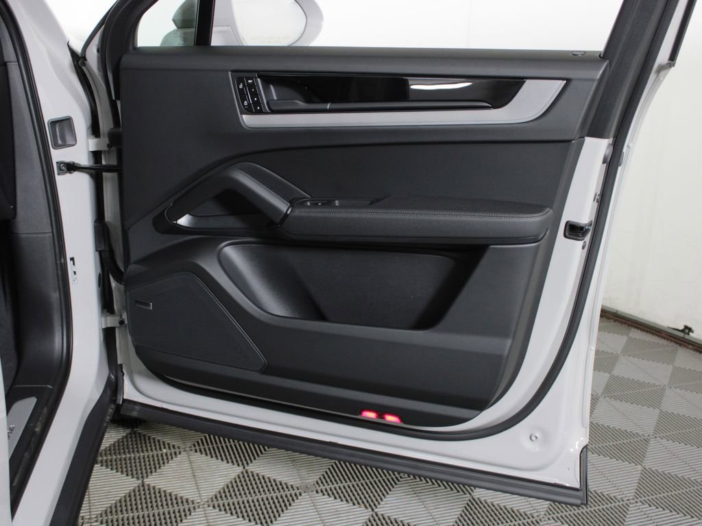 Used 2026 Porsche Cayenne Coupe image 36