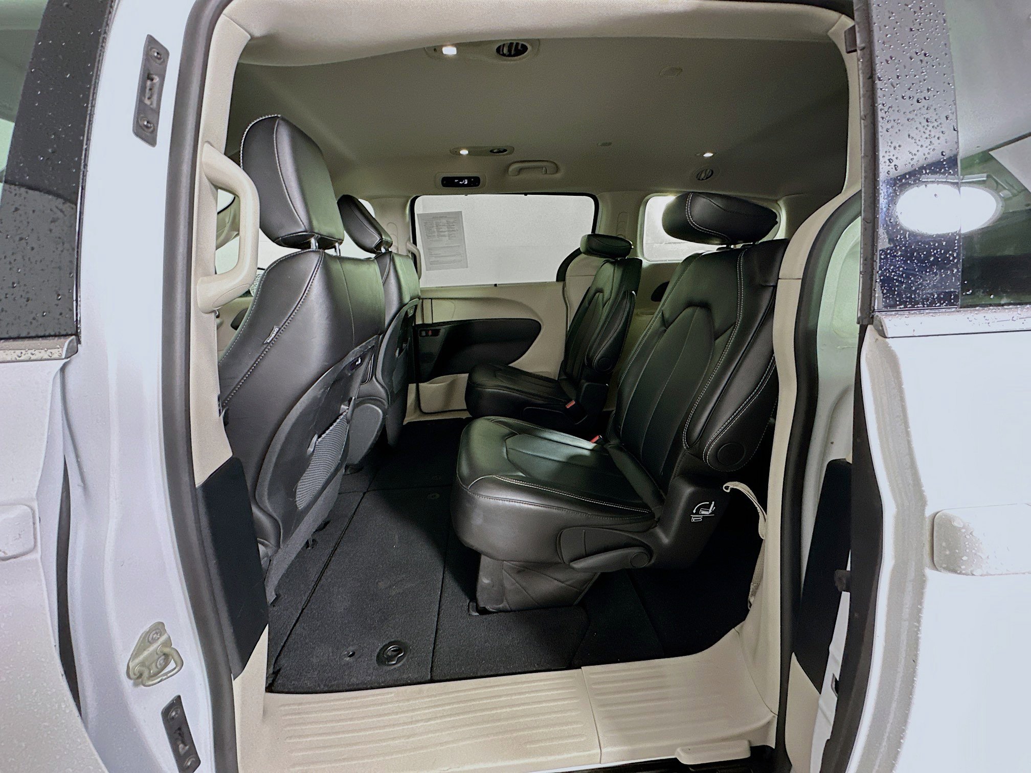 Used 2024 Chrysler Pacifica Touring-L FWD image 26