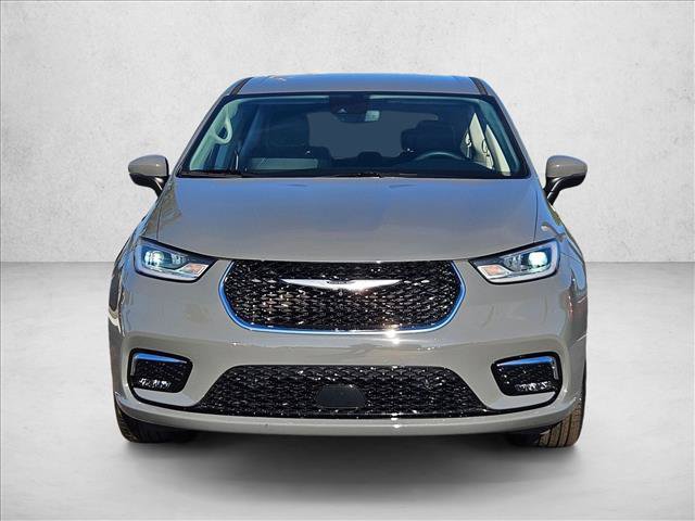Used 2023 Chrysler Pacifica Touring-L w/ Uconnect Theater Family Group AWD/4WD image 2