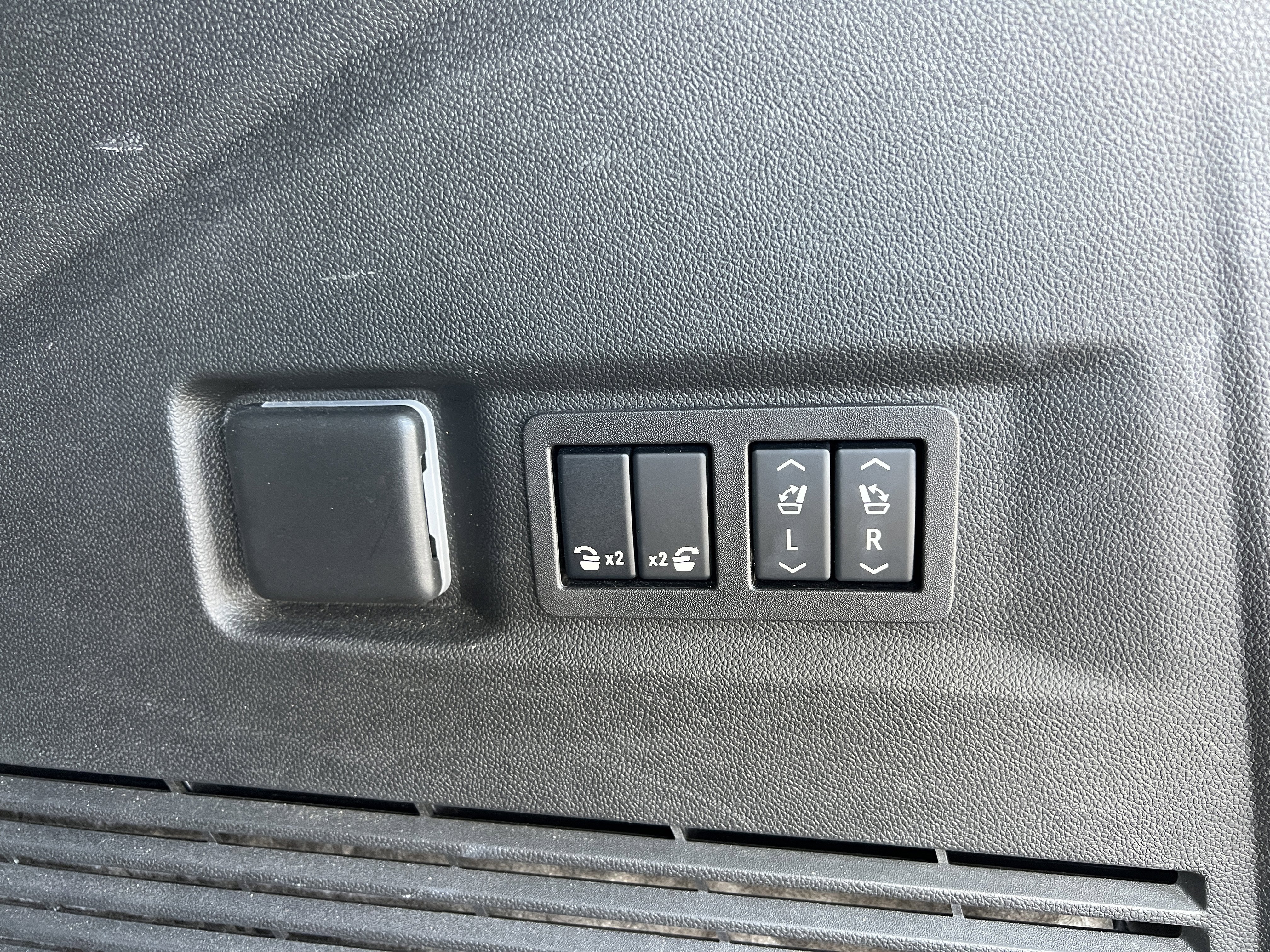 Used 2024 GMC Yukon Denali Ultimate image 31