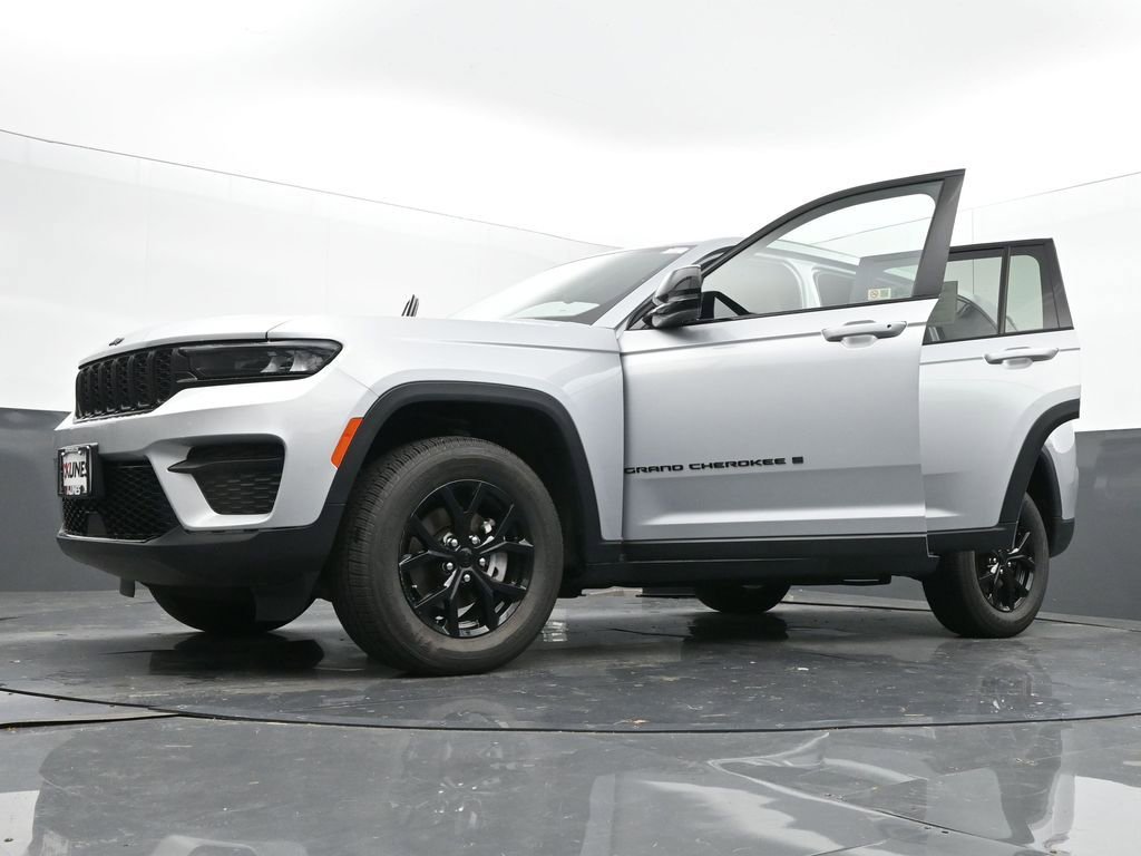 Used 2024 Jeep Grand Cherokee Altitude image 71