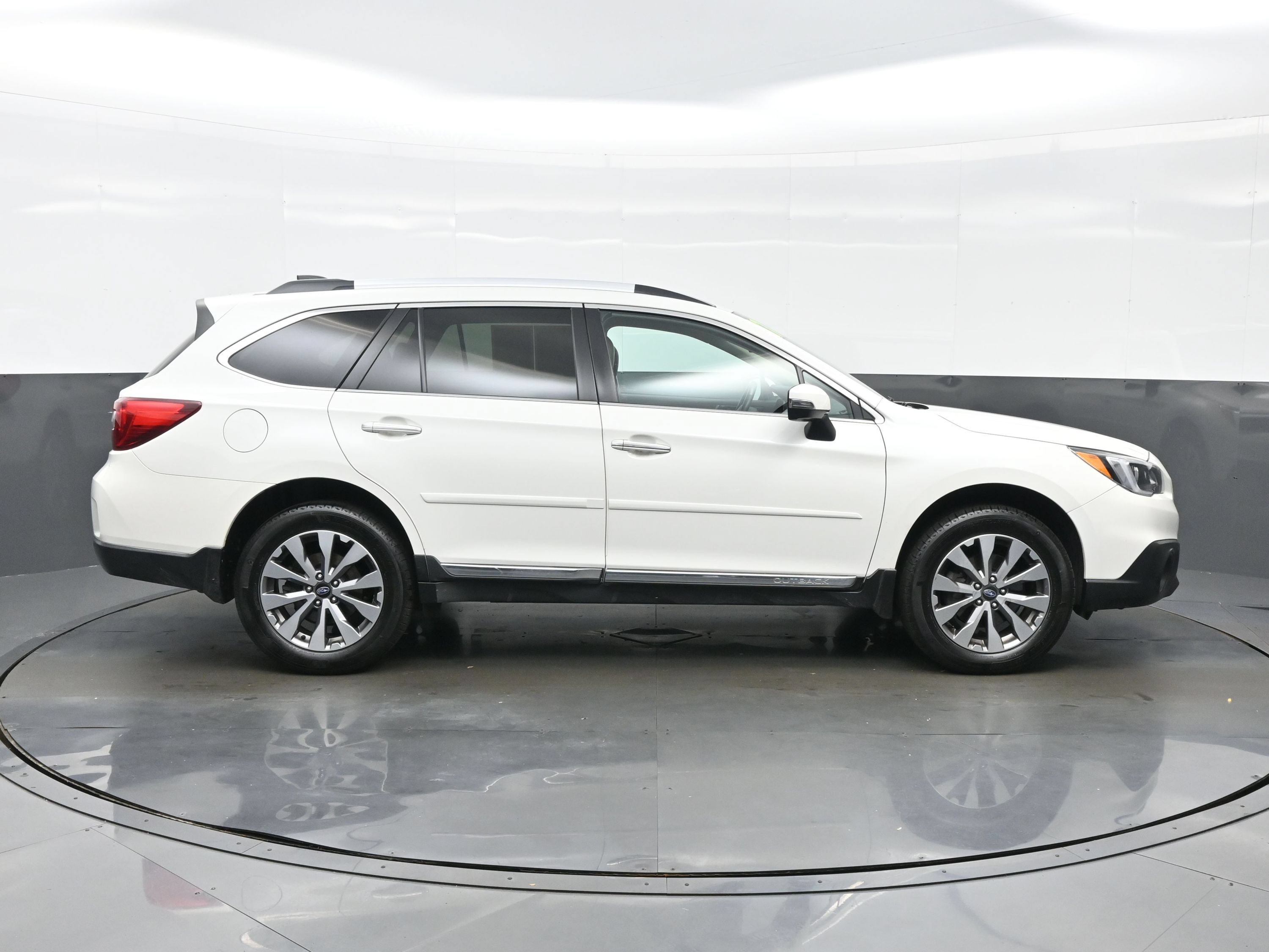 Used 2017 Subaru Outback 3.6R Touring AWD/4WD image 7