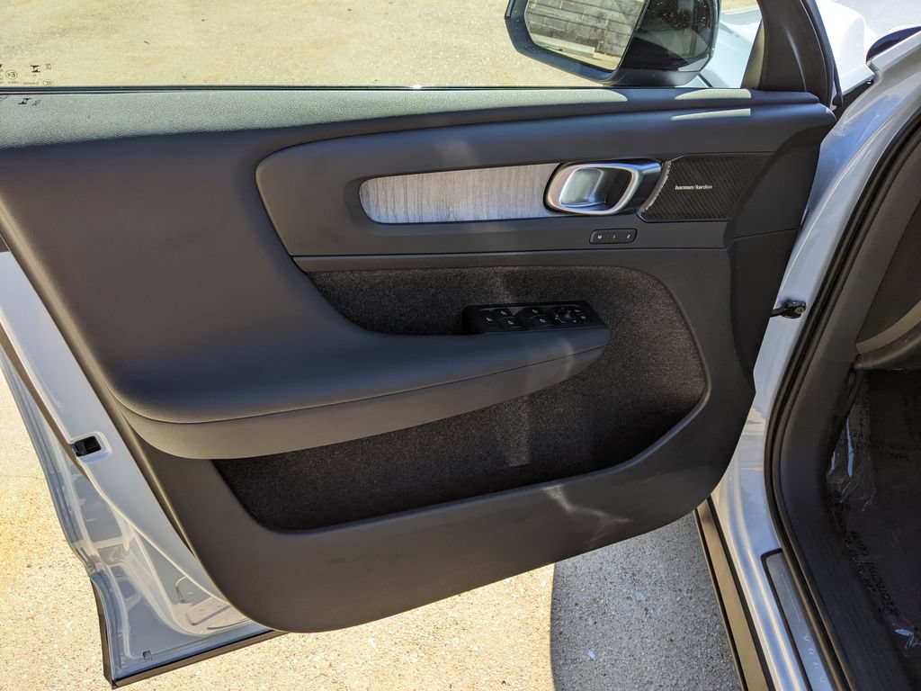 Certified 2024 Volvo XC40 B5 Plus w/ Protection Package Premier AWD/4WD image 9