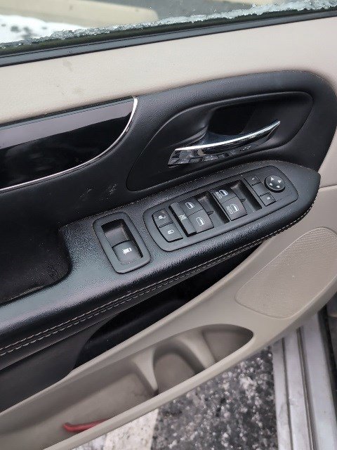 Used 2017 Dodge Grand Caravan SXT image 12