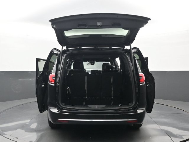 Used 2026 Chrysler Pacifica Limited FWD image 35