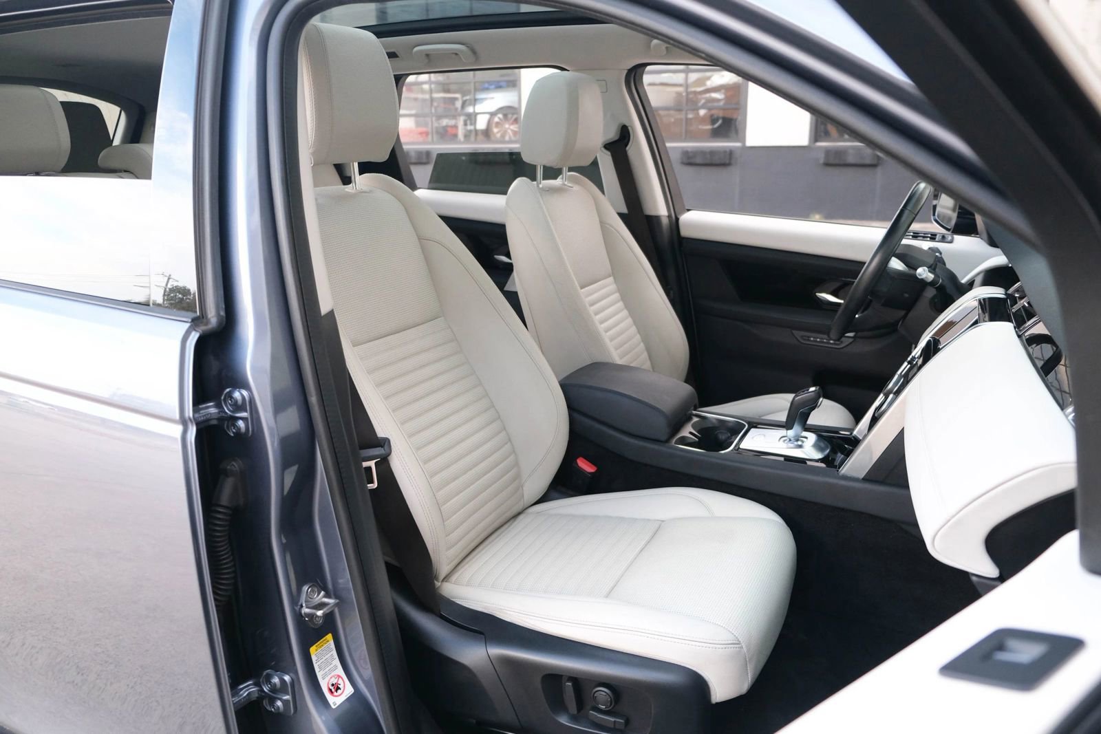 Used 2020 Land Rover Discovery Sport SE image 33