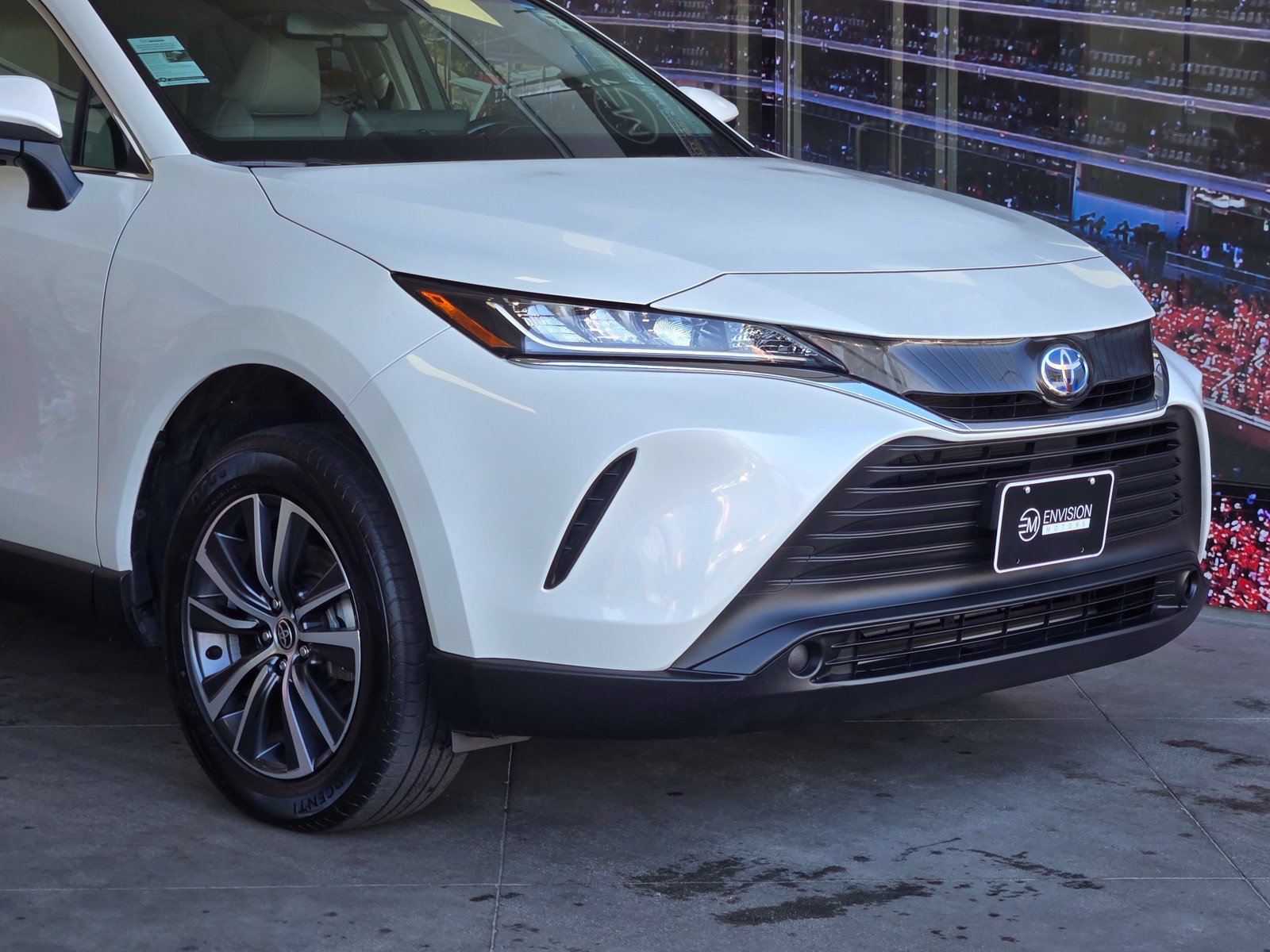 Used 2022 Toyota Venza LE AWD/4WD image 2