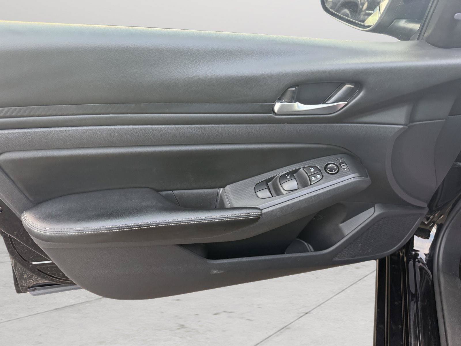 Used 2025 Nissan Altima 2.5 SV FWD image 10