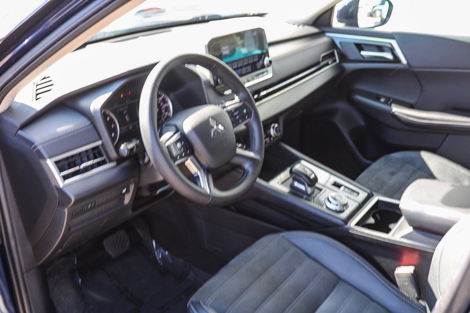 Used 2023 Mitsubishi Outlander SE AWD/4WD image 19