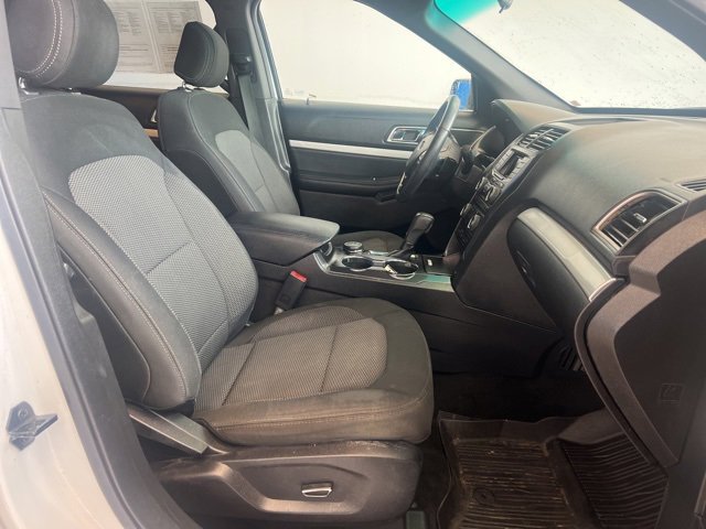 Used 2017 Ford Explorer XLT image 11
