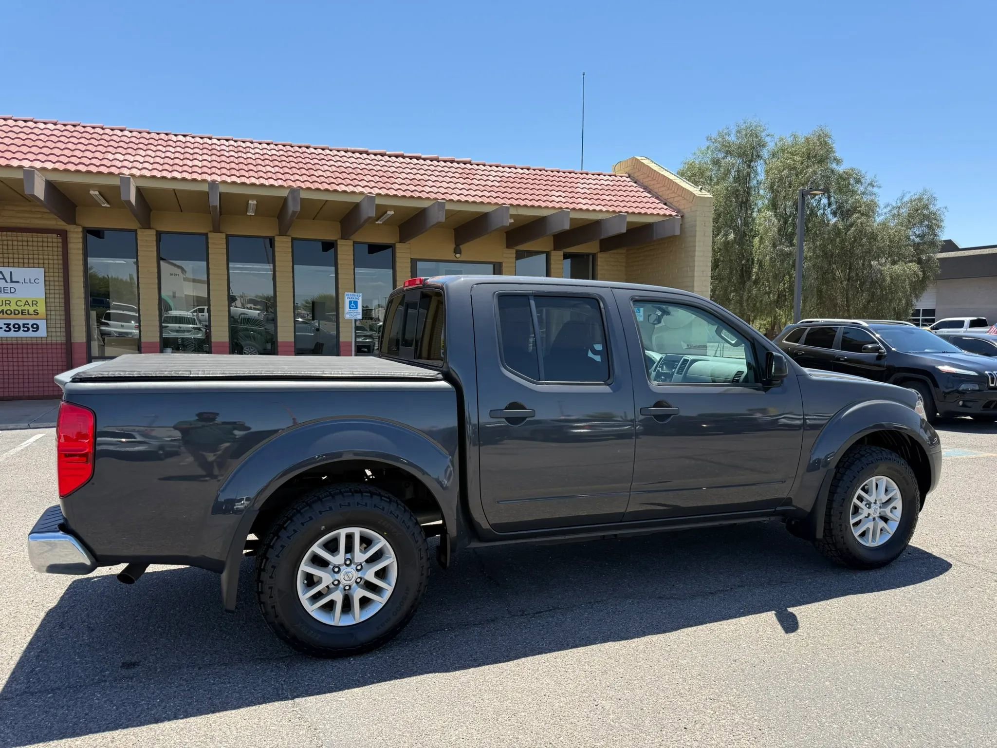 Used 2015 Nissan Frontier SV w/ SV Value Truck Package AWD/4WD image 11