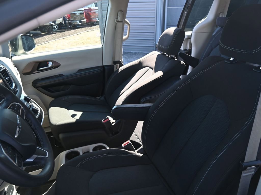 Used 2023 Chrysler Voyager LX image 23