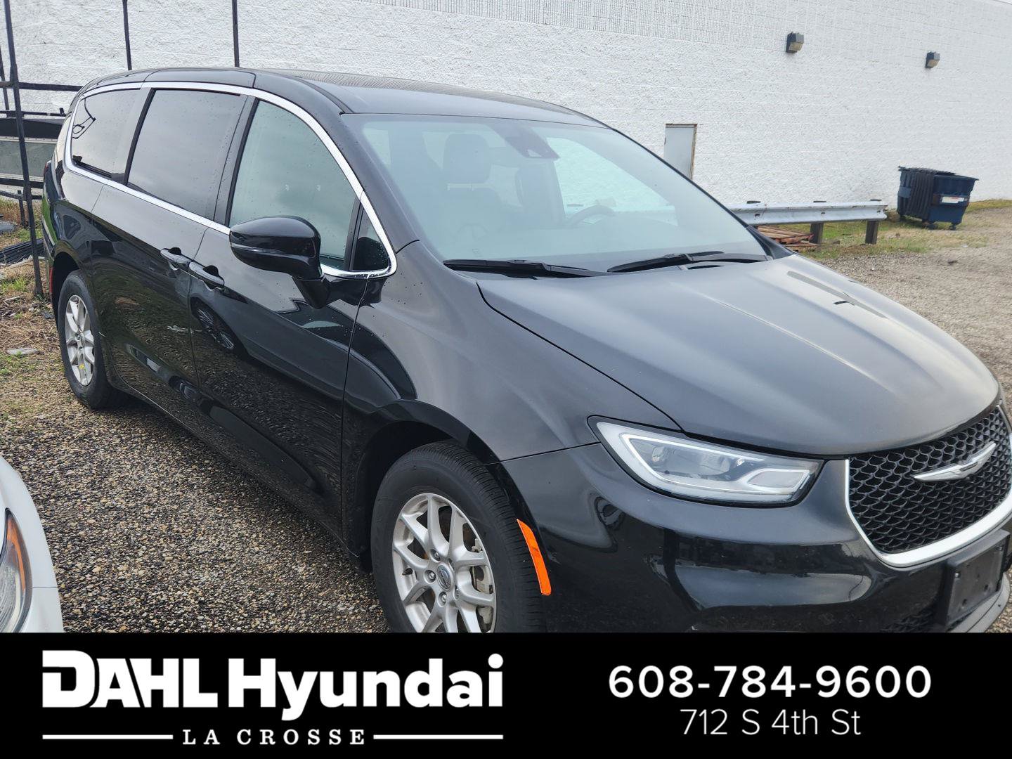 Used 2025 Chrysler Pacifica Select