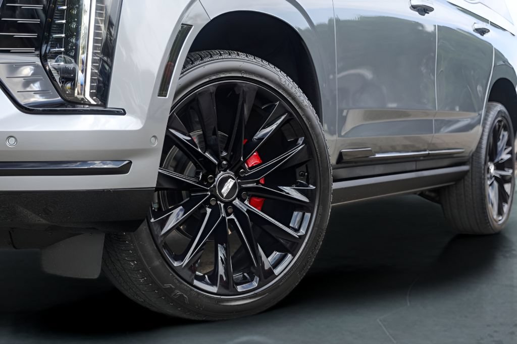 Used 2025 Cadillac Escalade Sport Platinum w/ LPO, ONYX Package AWD/4WD image 4