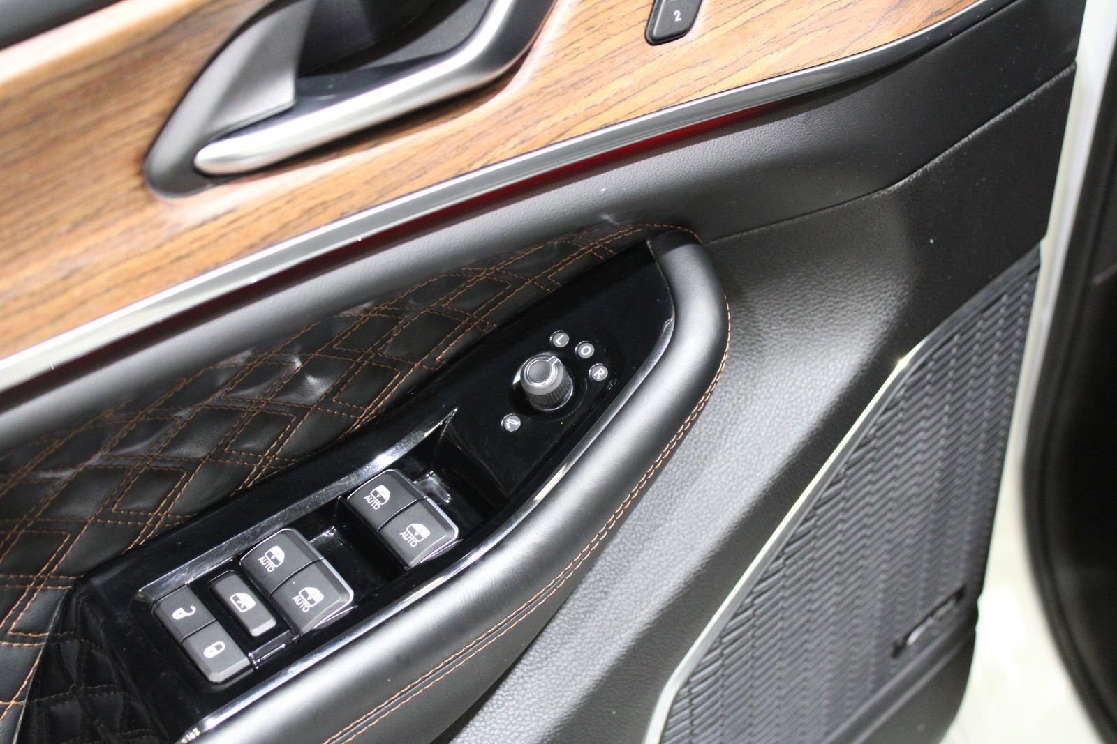Used 2023 Jeep Grand Cherokee L Summit w/ High Altitude Package image 19