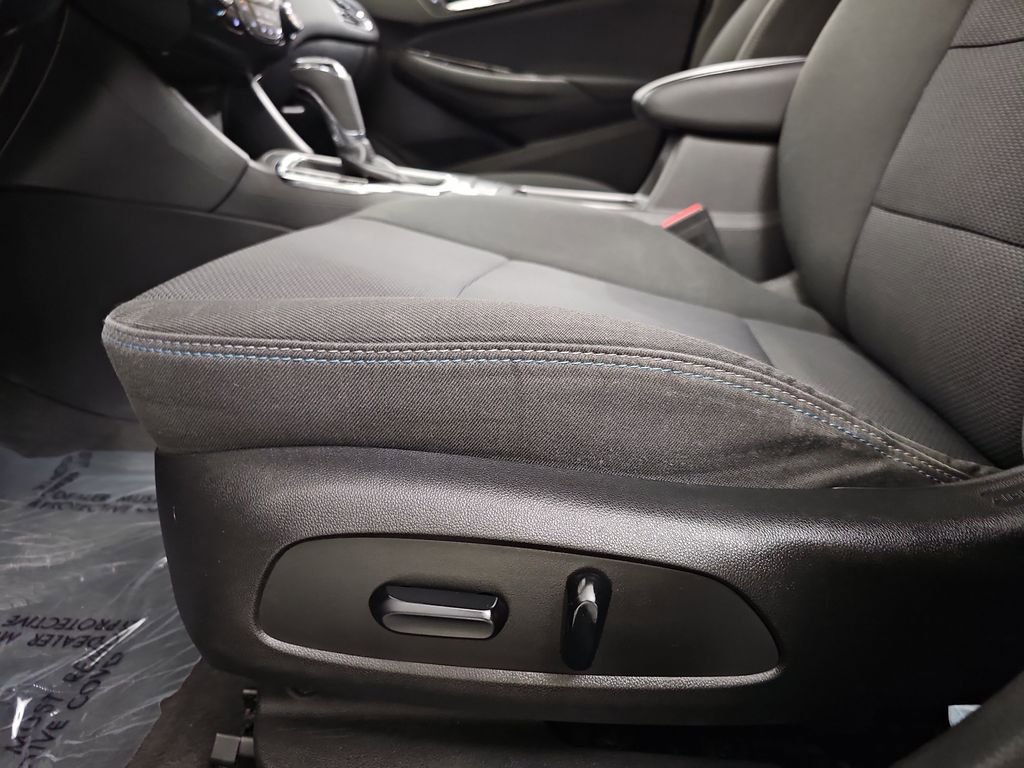 Used 2018 Chevrolet Cruze LT w/ Convenience Package FWD image 31