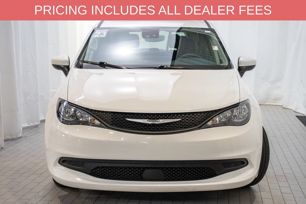 Used 2023 Chrysler Voyager LX FWD image 2