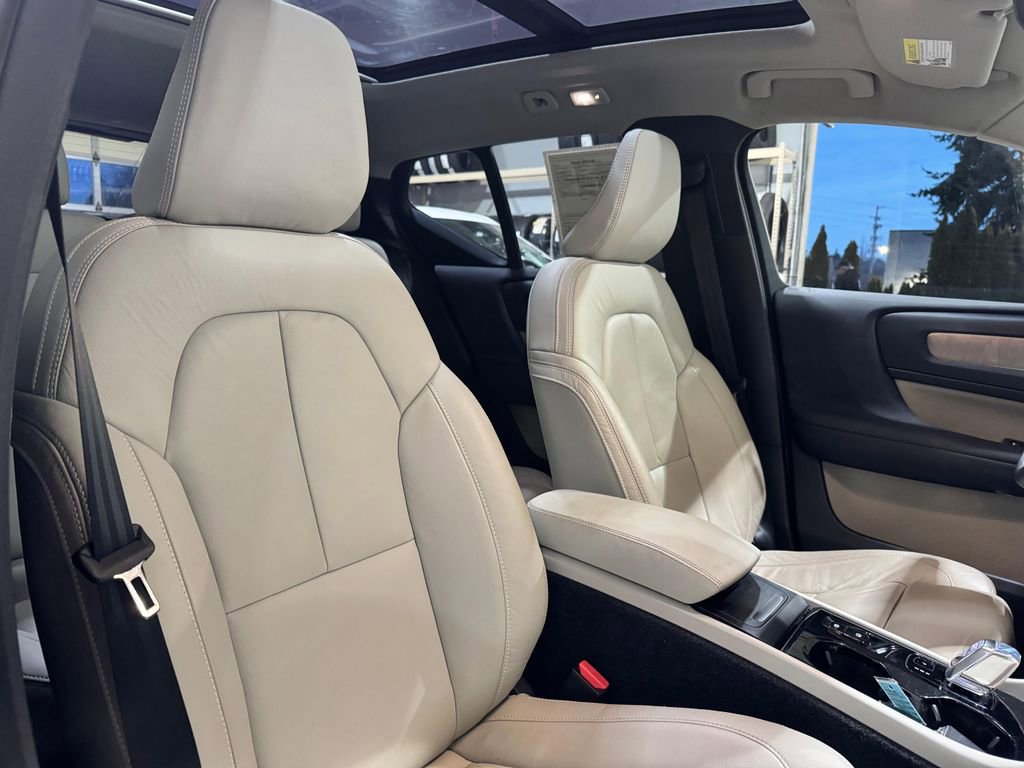 Used 2023 Volvo XC40 B5 Plus image 33