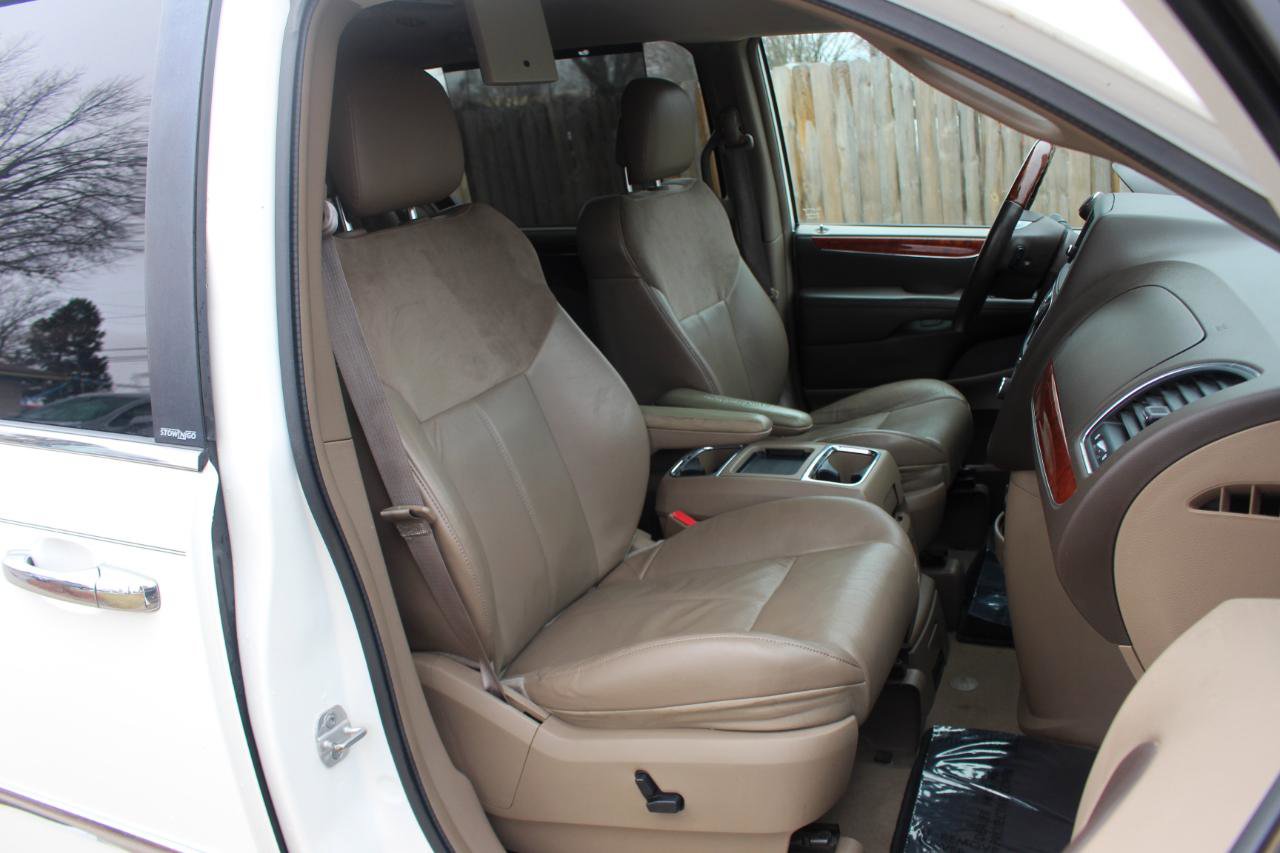 Used 2013 Chrysler Town & Country Limited w/ Trailer Tow Group FWD image 44