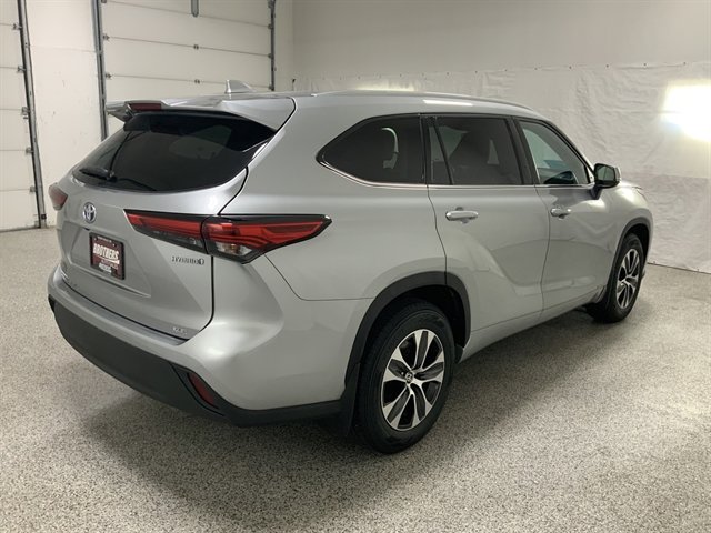 Used 2022 Toyota Highlander XLE AWD/4WD image 5