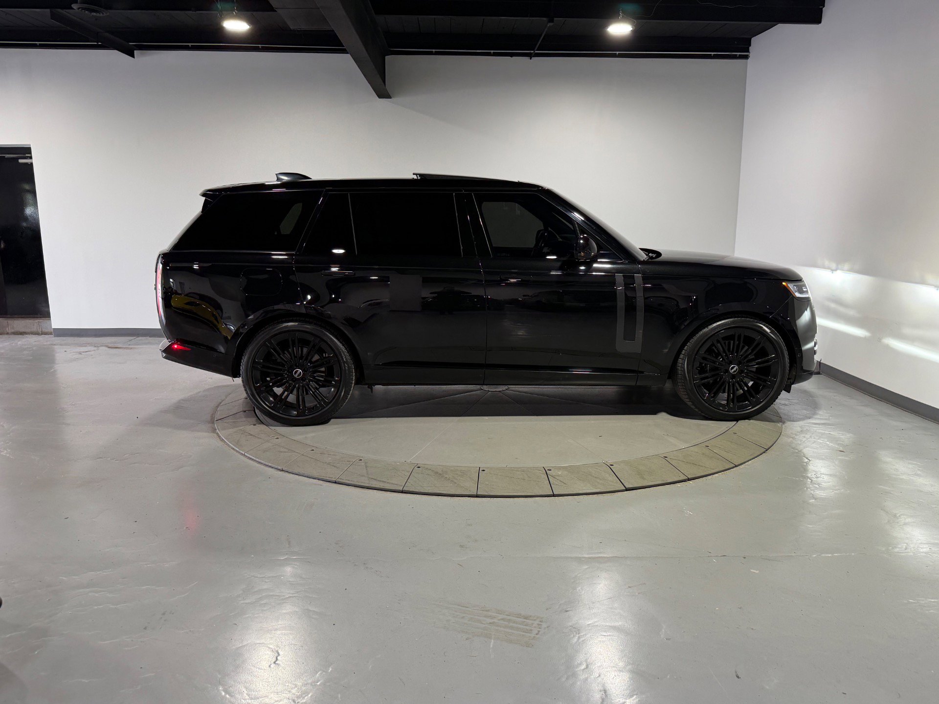 Used 2023 Land Rover Range Rover Long Wheelbase SE AWD/4WD image 8