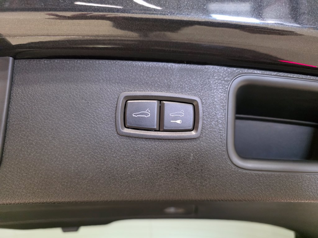 Certified 2026 Porsche Macan AWD/4WD image 15