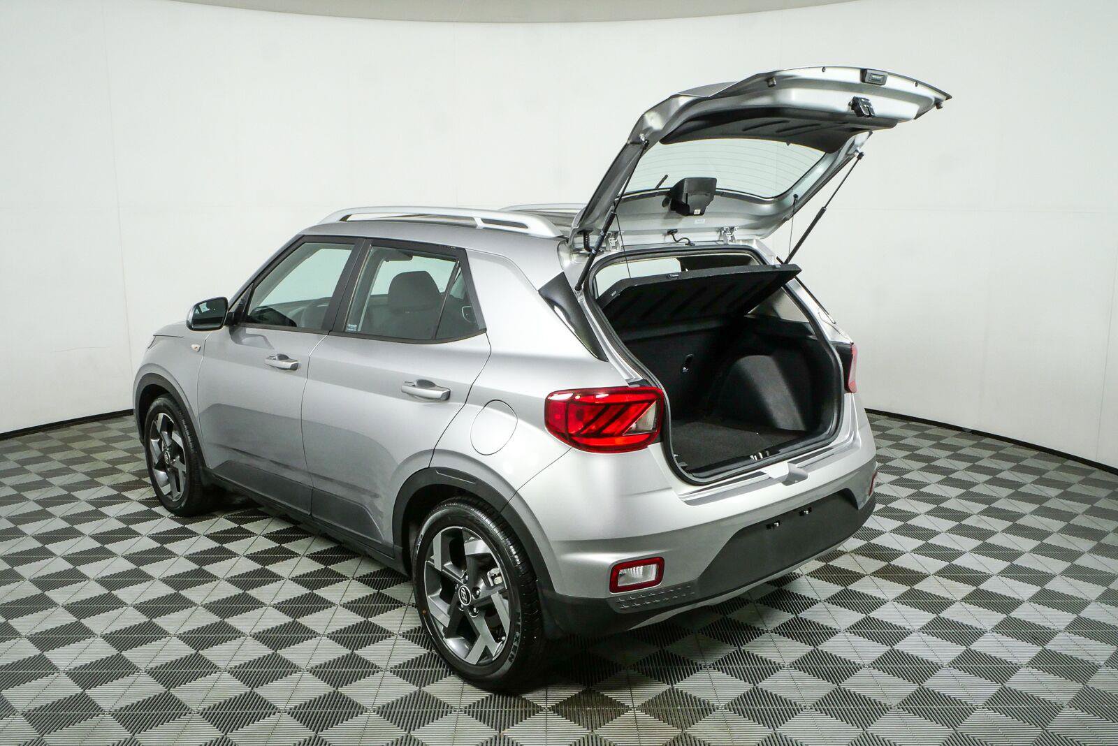 Used 2023 Hyundai Venue SEL w/ Cargo Package FWD image 30