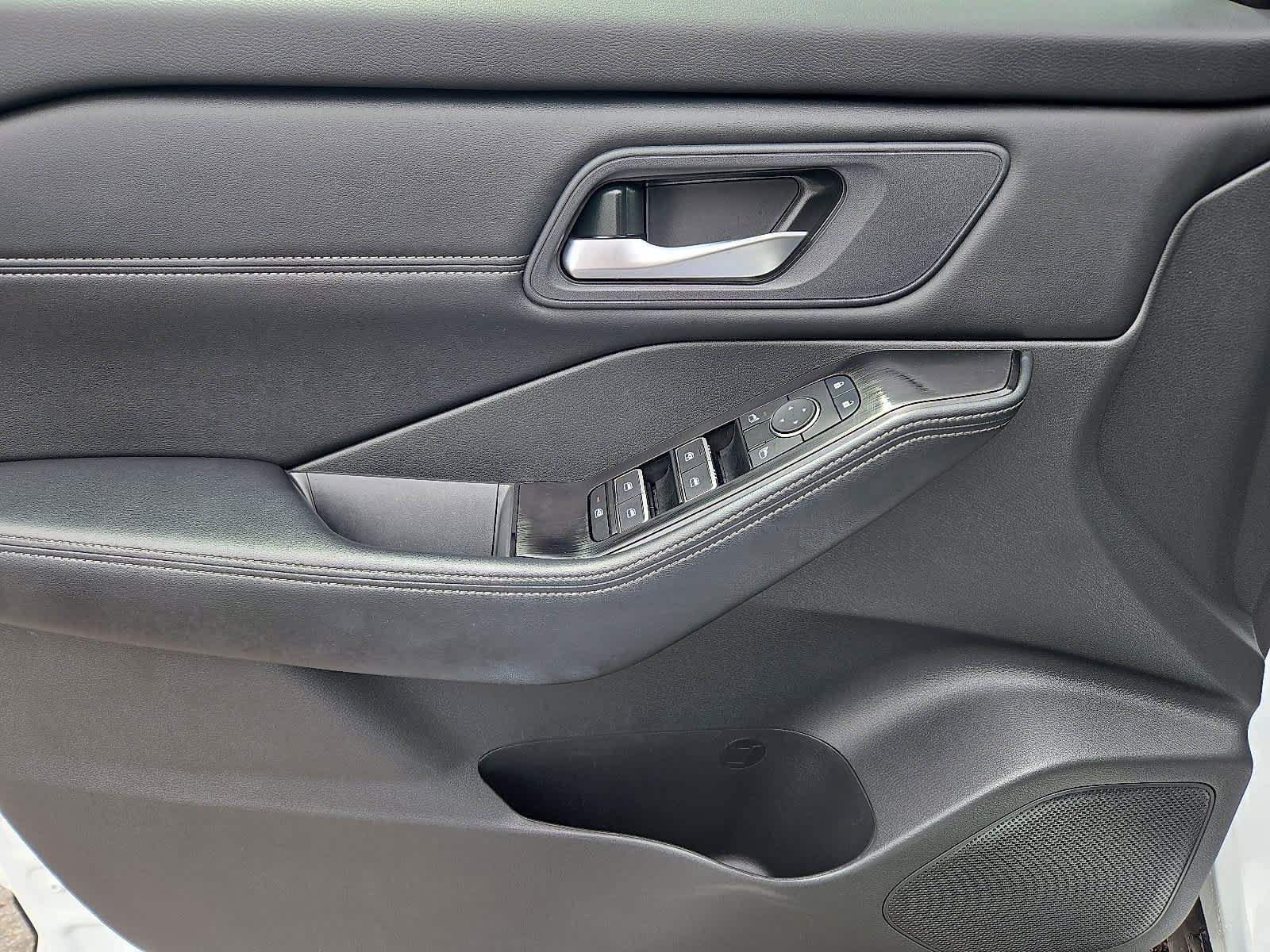 Used 2024 Nissan Rogue SL image 15