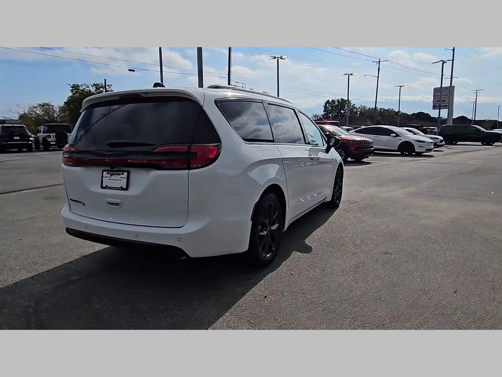 New 2026 Chrysler Pacifica Select w/ S Appearance Package FWD image 32