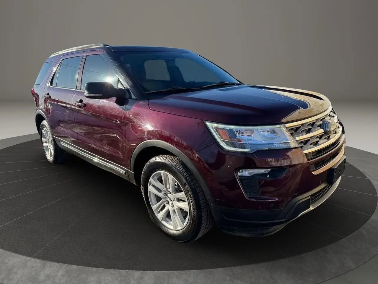 Used 2018 Ford Explorer XLT w/ Equipment Group 202A AWD/4WD image 3