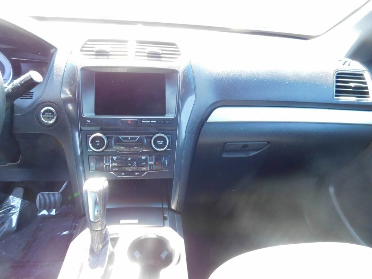 Used 2017 Ford Explorer XLT w/ Equipment Group 202A image 10