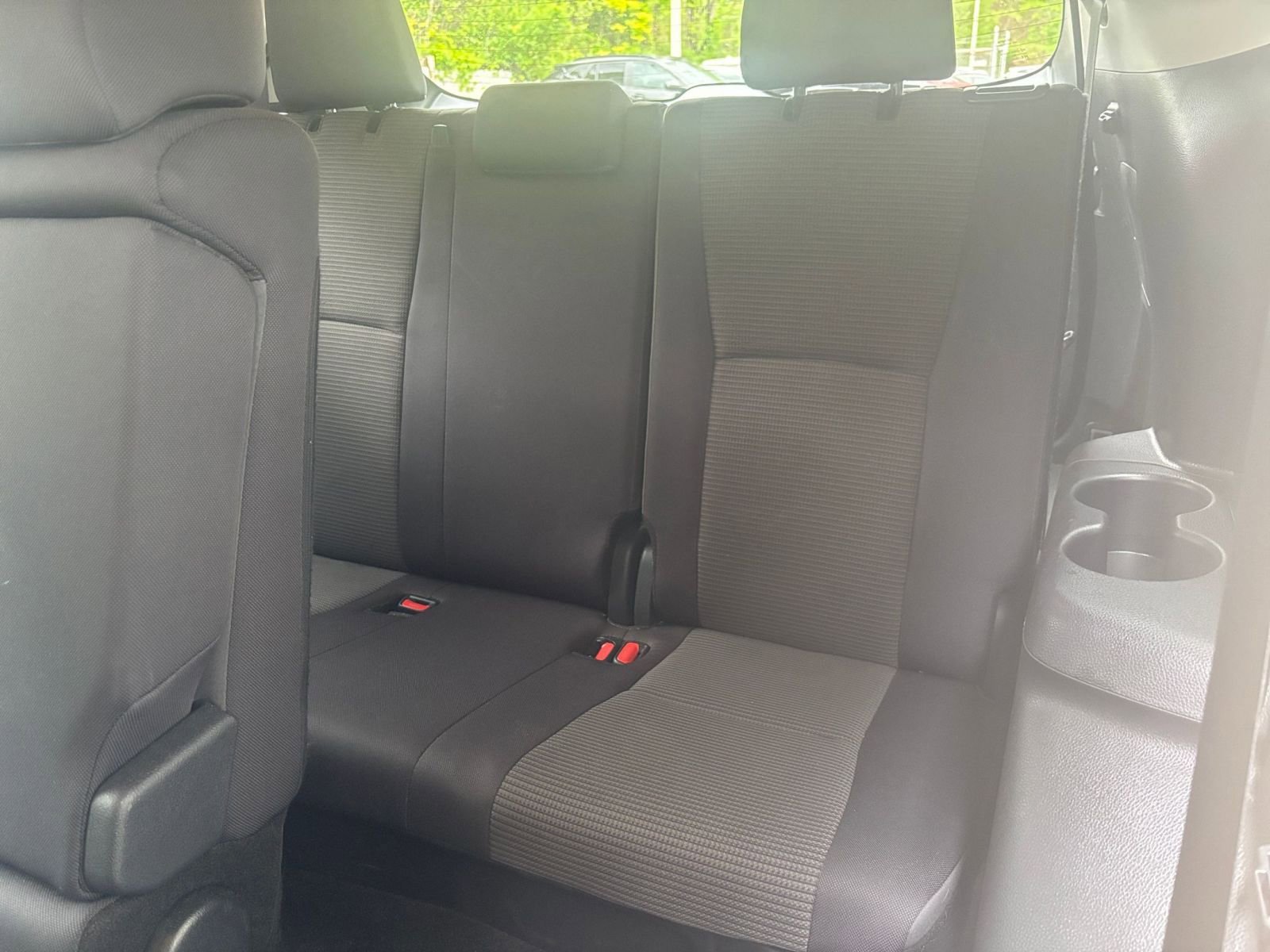 Used 2025 Toyota Highlander LE FWD image 32