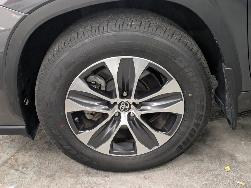 Used 2020 Toyota Highlander XLE image 11