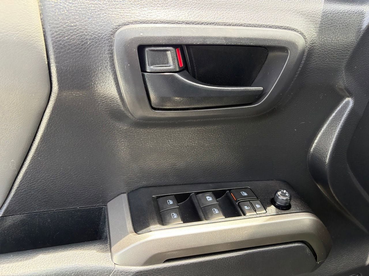 Used 2022 Toyota Tacoma SR5 RWD image 5