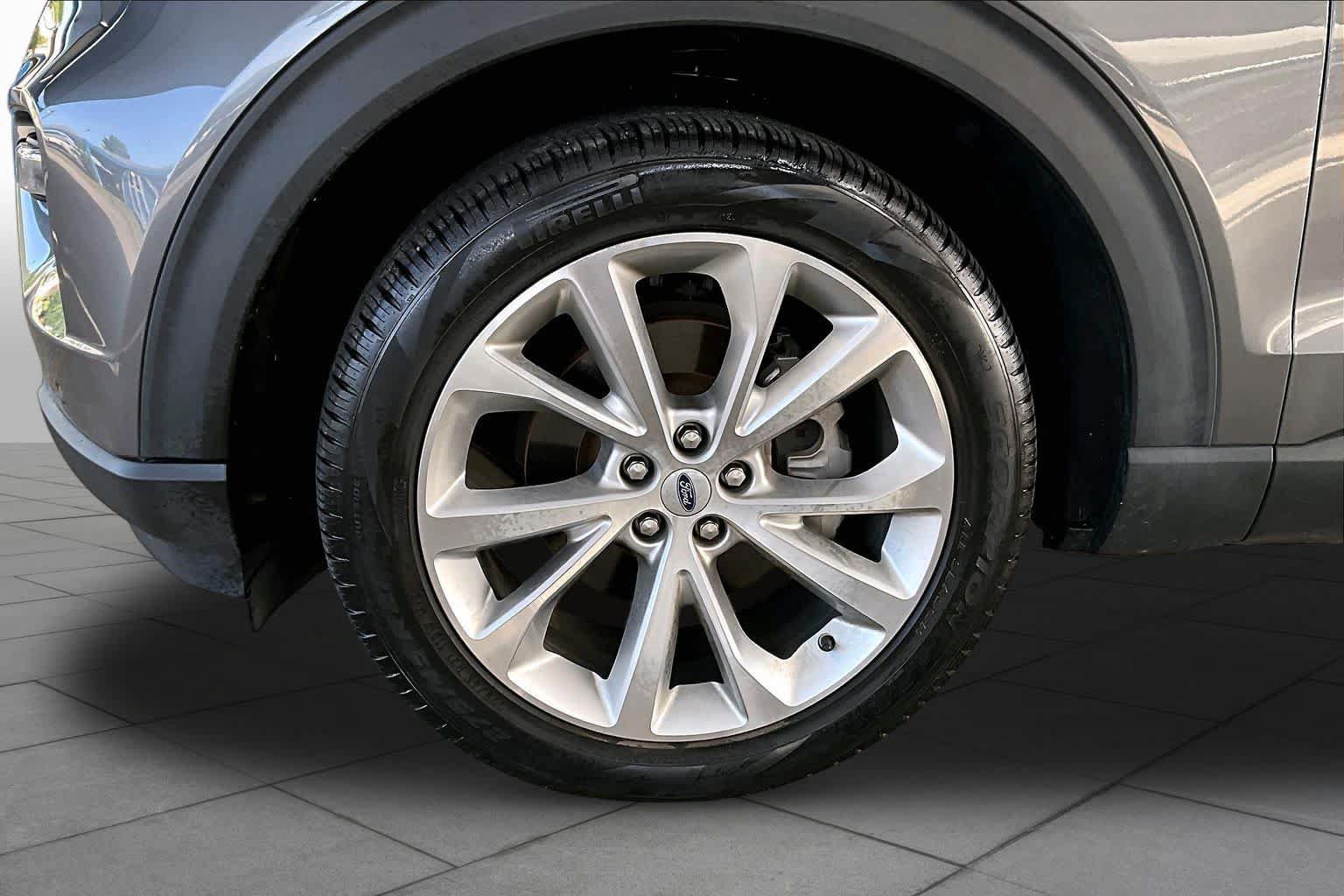 Used 2022 Ford Explorer Platinum w/ Equipment Group 601A AWD/4WD image 11