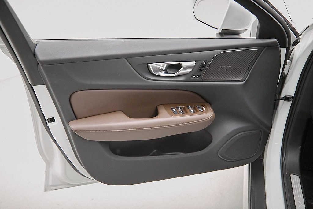 Certified 2024 Volvo V60 B5 Cross Country Ultimate image 10