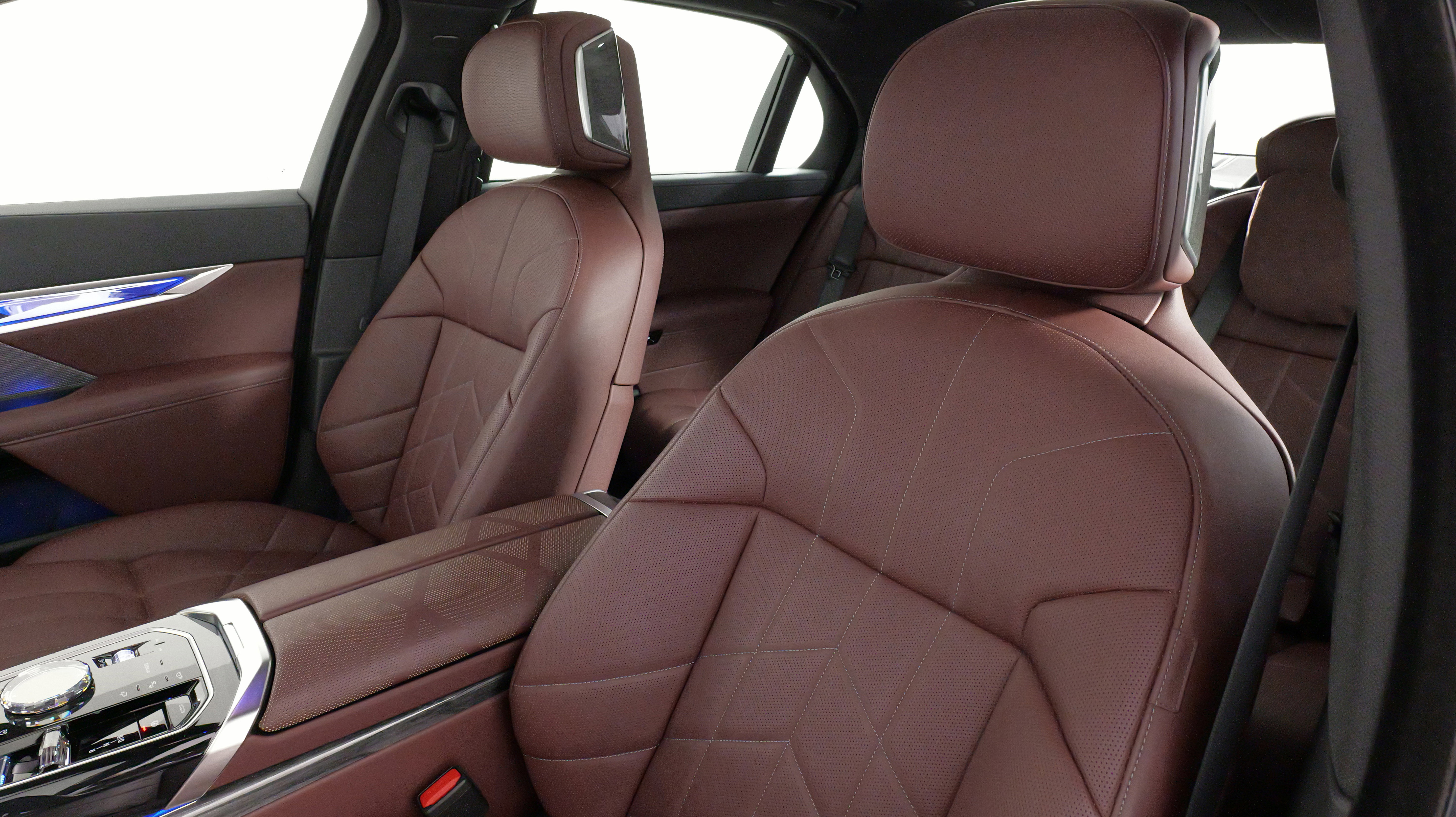 Used 2024 BMW i7 xDrive60 w/ Executive Package image 30