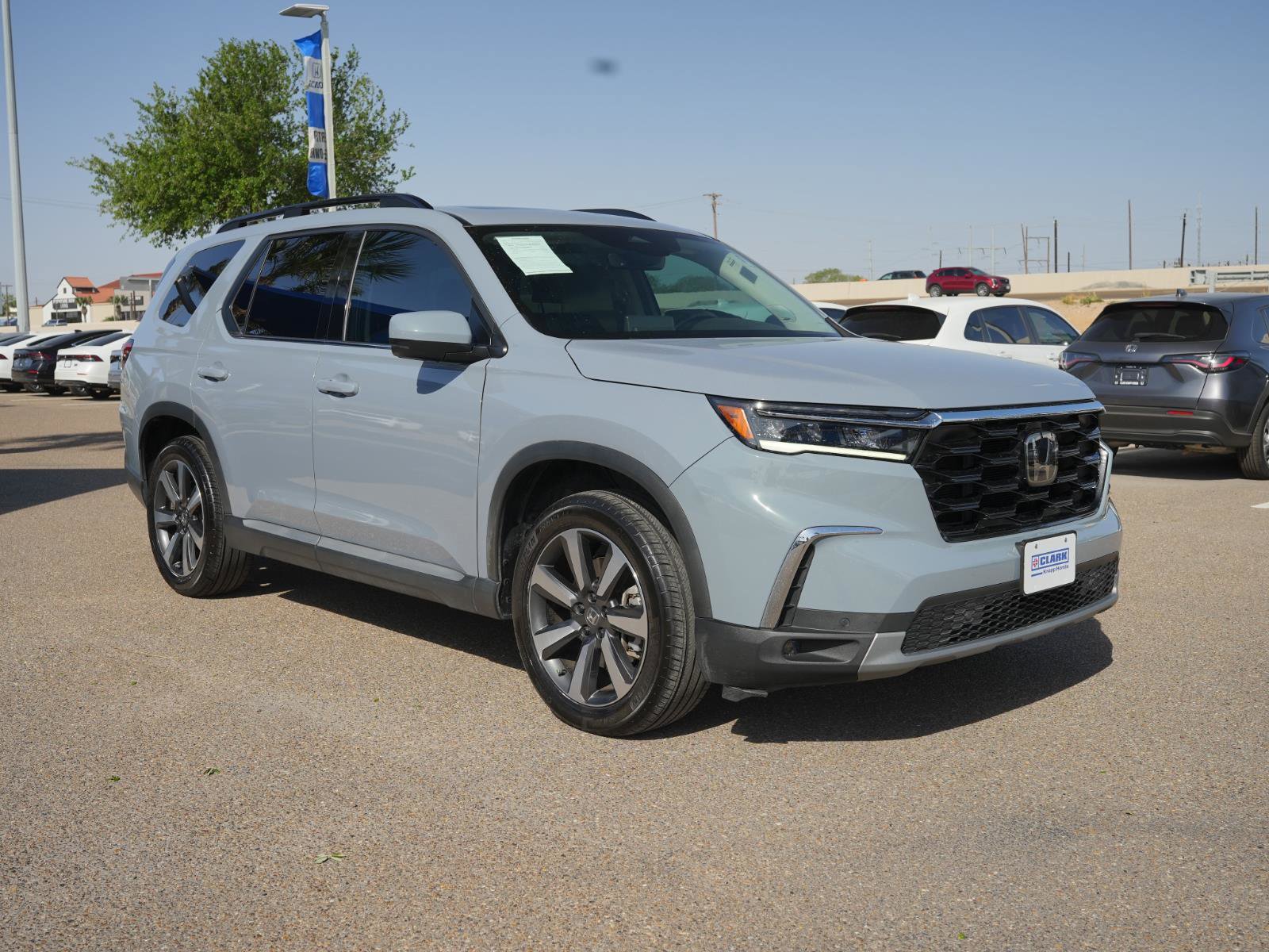 Used 2025 Honda Pilot Touring image 3