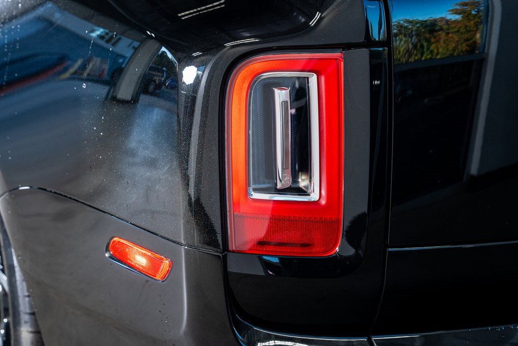 Used 2022 Rolls-Royce Cullinan Black Badge image 24