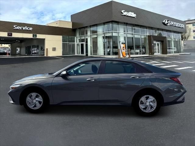 New 2026 Hyundai Elantra SE FWD image 3