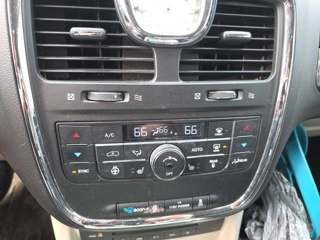 Used 2015 Chrysler Town & Country Touring-L w/ Driver Convenience Group image 16