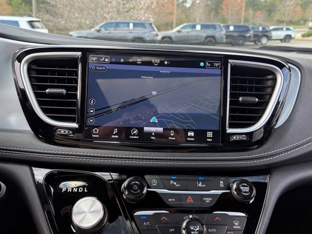 Used 2025 Chrysler Pacifica Limited image 22