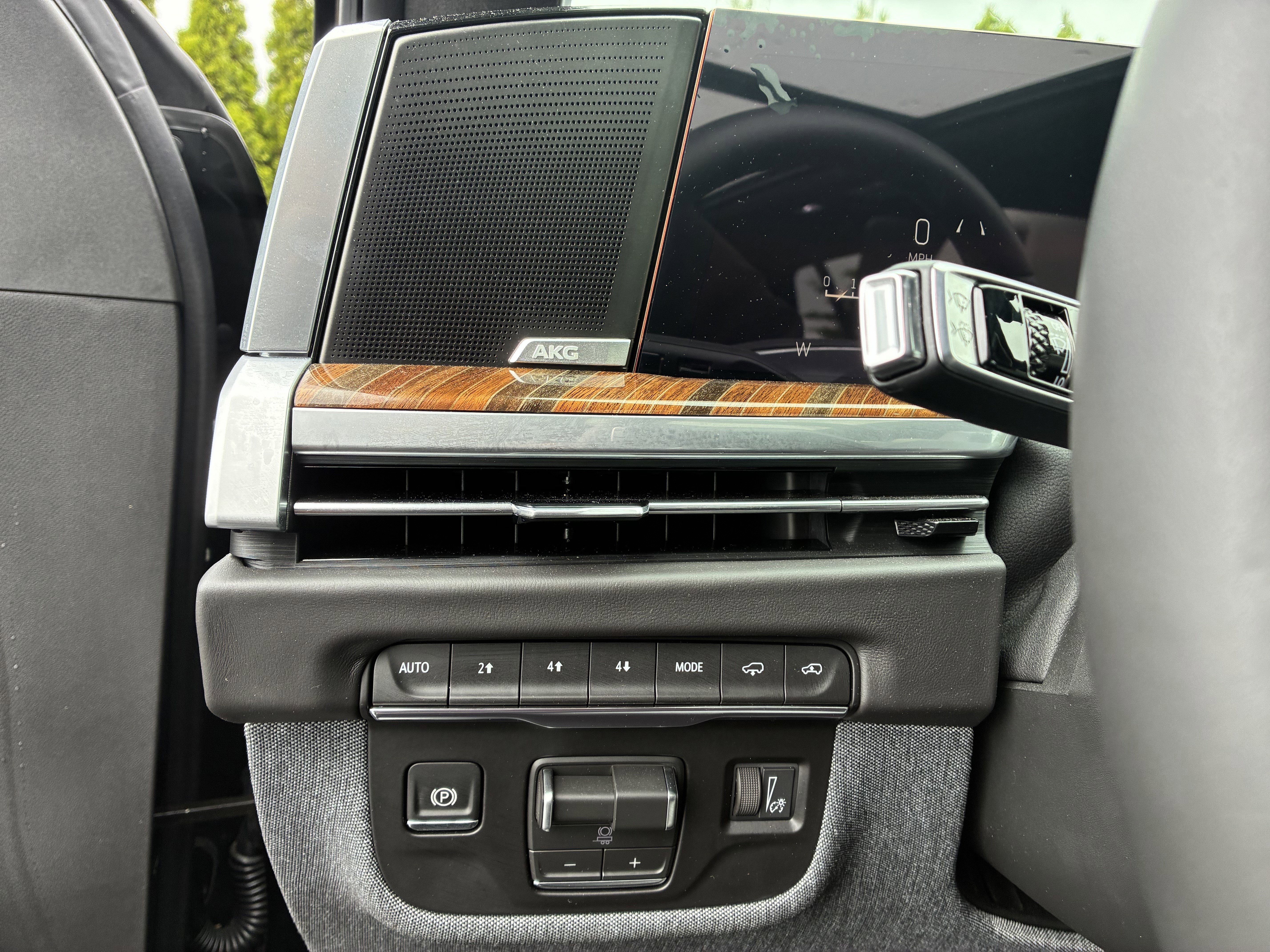 Used 2026 Cadillac Escalade Platinum Sport w/ LPO, Floor Liner Package AWD/4WD image 29