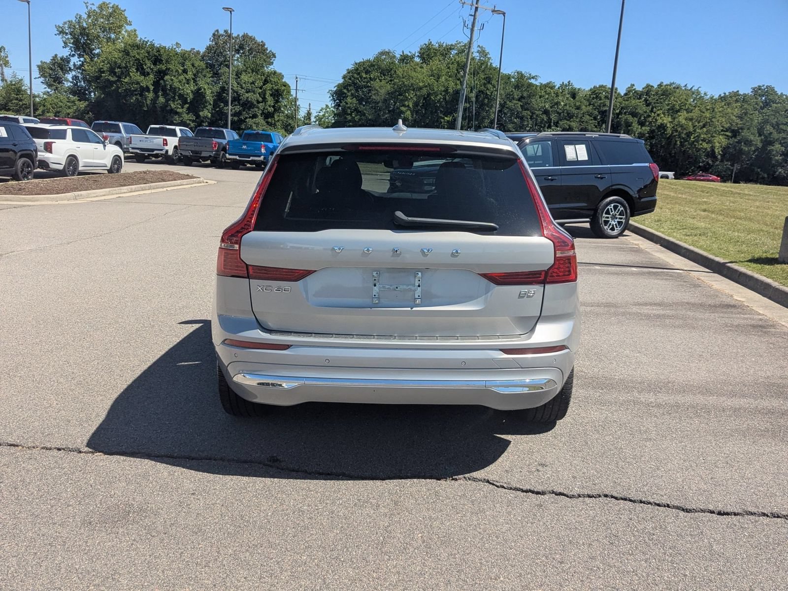 Used 2023 Volvo XC60 B5 Ultimate w/ Climate Package FWD image 4