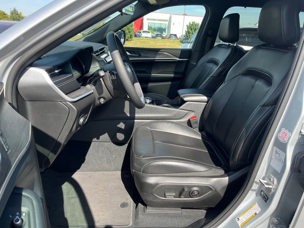 Used 2024 Jeep Grand Cherokee L Limited w/ Luxury Tech Group II image 13