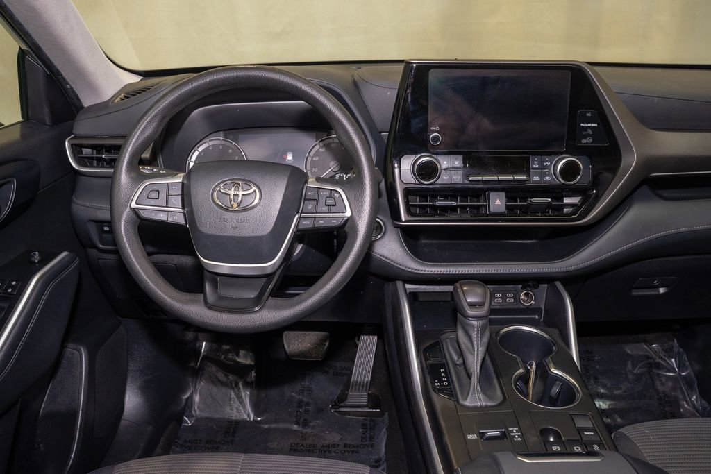 Used 2023 Toyota Highlander L image 2